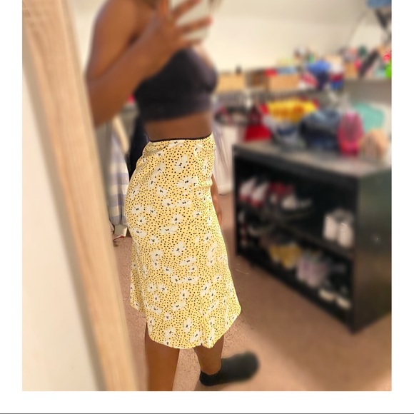 Yellow above the knee skirt!!! - Picture 2 of 4